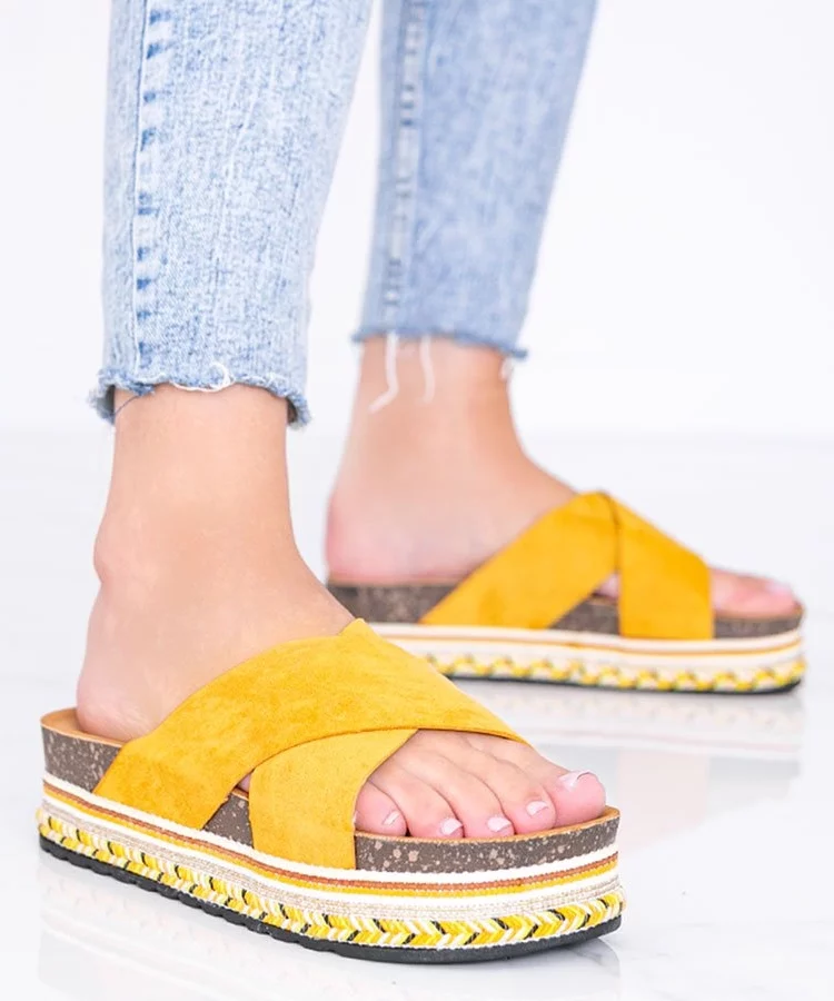 Musztardowe klapki z ozdobną podeszwą Riri