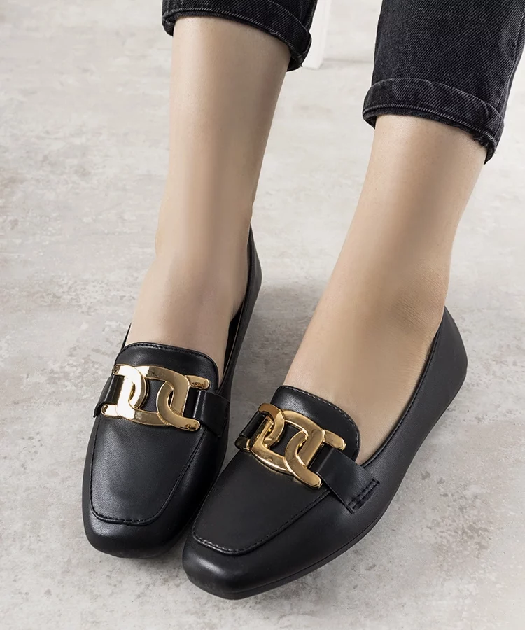 Czarne mokasyny z złotą ozdobą Hashtag