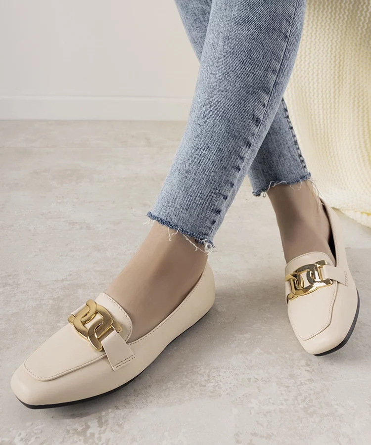 Beżowe mokasyny z złotą ozdobą Hashtag