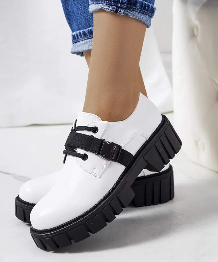 Białe półbuty na traktorowej podeszwie Marike