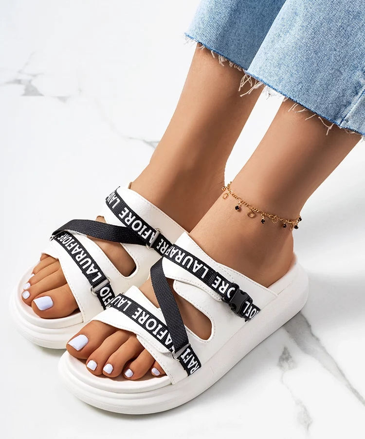 Białe klapki na platformie Kogil