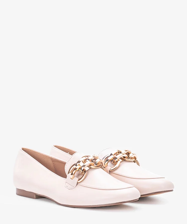 Beżowe mokasyny z łańcuchem Segarra
