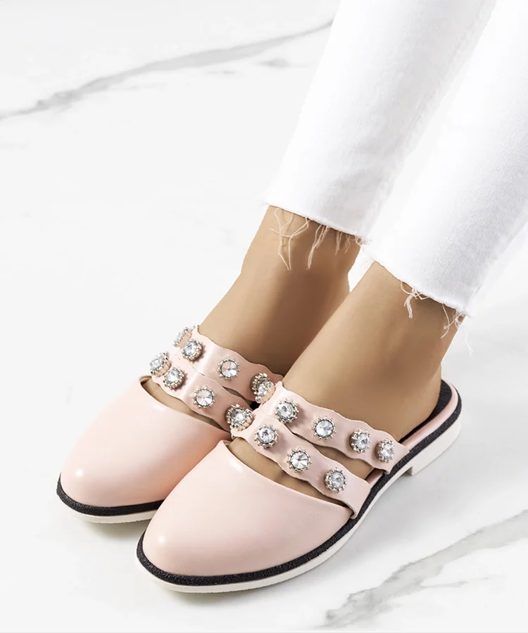 Różowe klapki zdobione ćwiekami Asselt