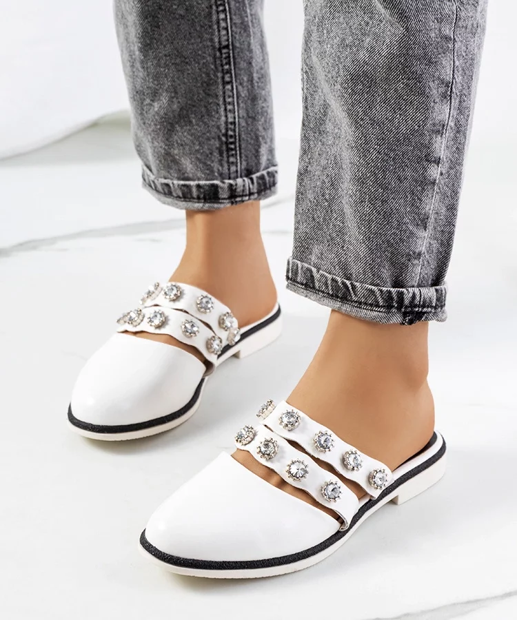 Białe klapki zdobione ćwiekami Asselt