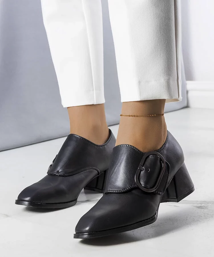 Czarne czółenka na słupku Ailani