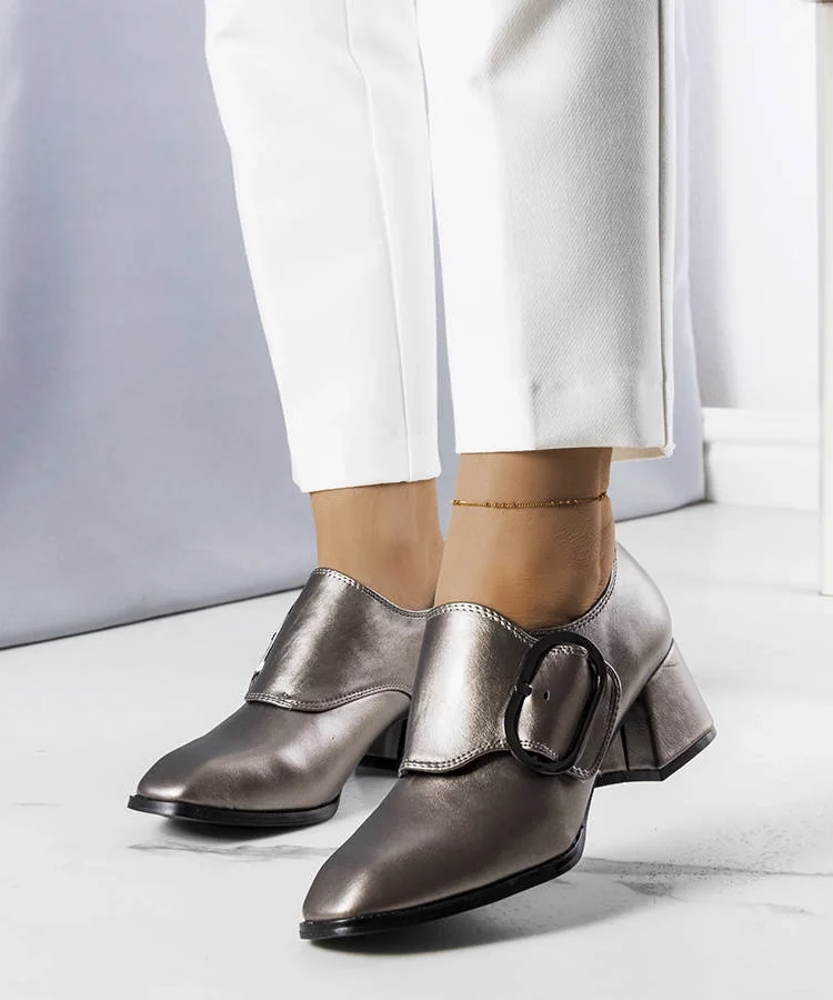 Szare czółenka na słupku Ailani