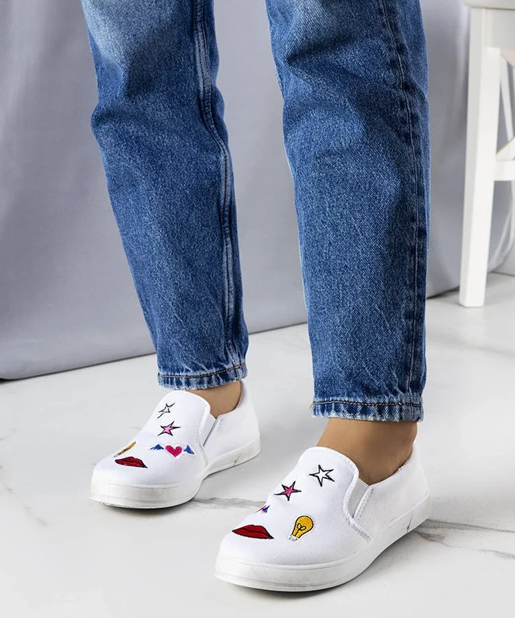 Białe tenisówki materiałowe z naszywkami Anais