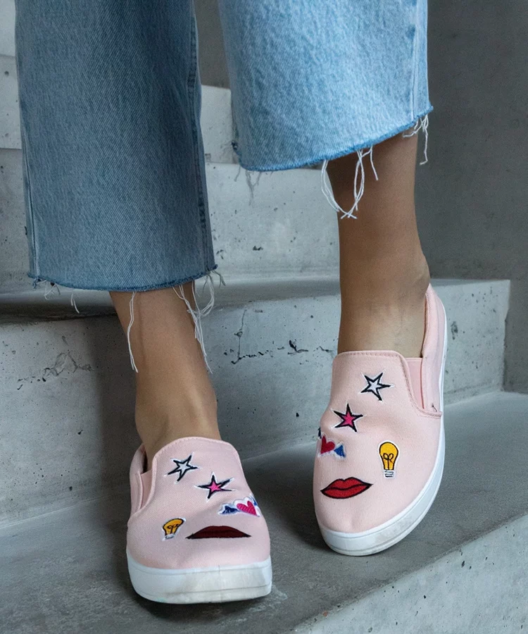 Różowe tenisówki materiałowe z naszywkami Anais