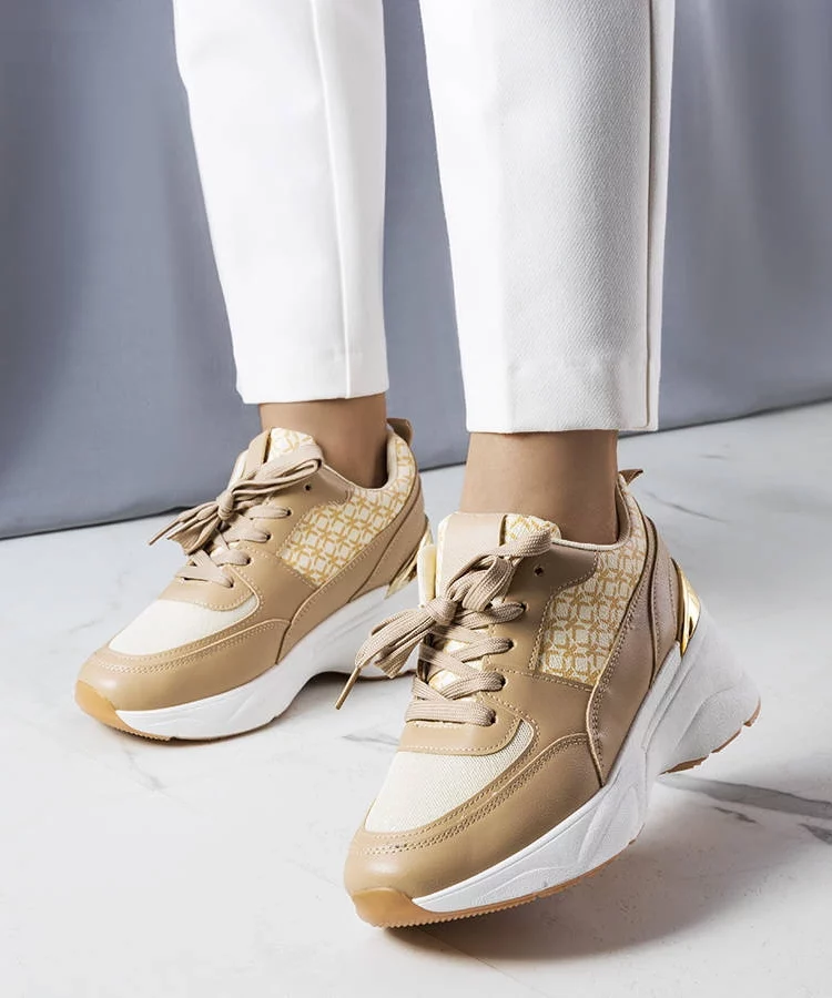 Beżowe sneakersy zdobione monogramem Lora
