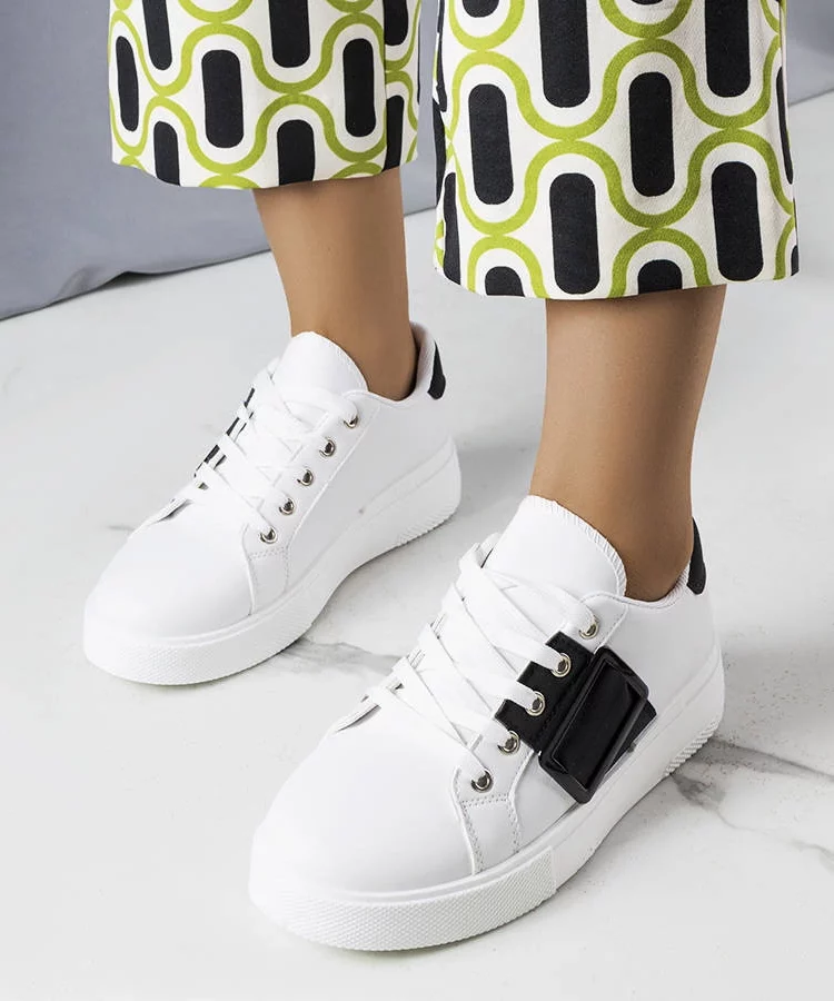 Białe sneakersy zdobione czarną klamerką Erin