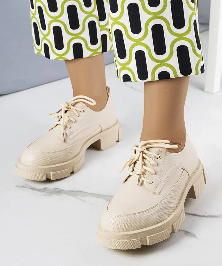 Beżowe półbuty na masywnej podeszwie Kay