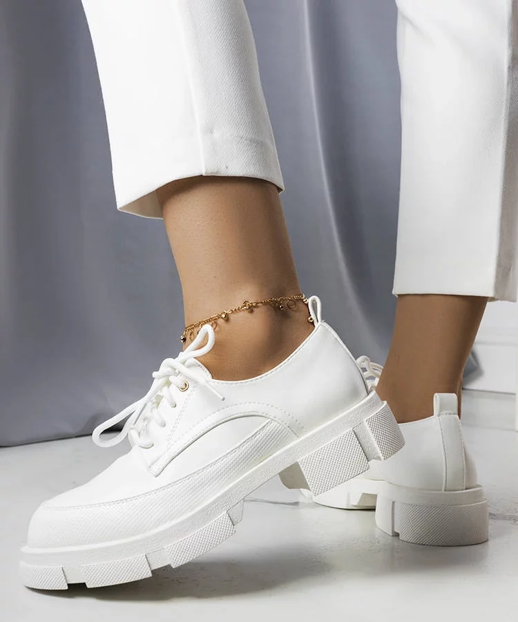 Białe półbuty na masywnej podeszwie Kay