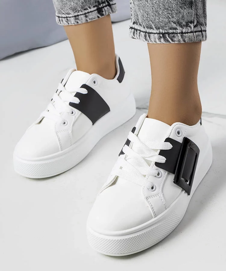 Białe sneakersy zdobione czarną klamerką Toni