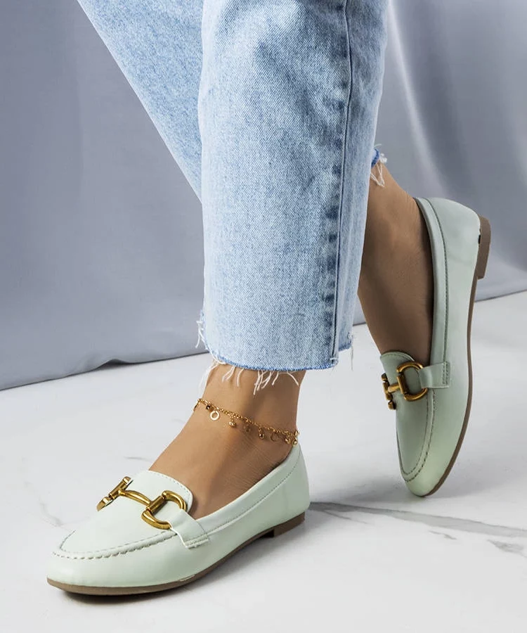 Zielone mokasyny ze złotą ozdobą Regina