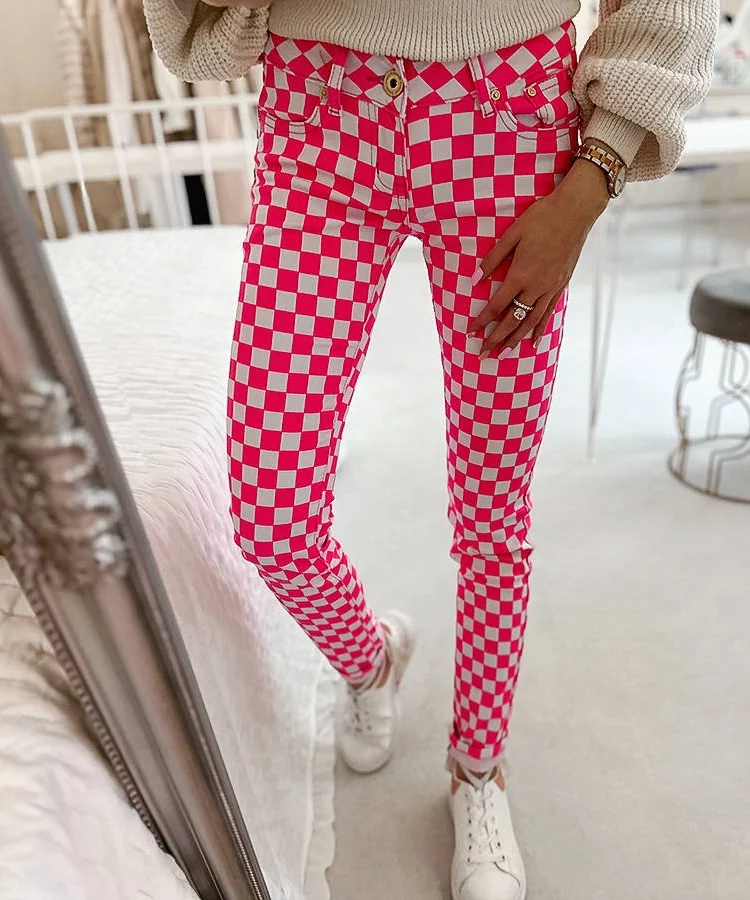 Różowe spodnie materiałowe w kratę Bler