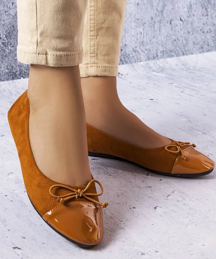 Brązowe balerinki z lakierowanym noskiem Simard