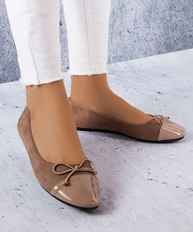 Brązowe balerinki z lakierowanym noskiem Simard