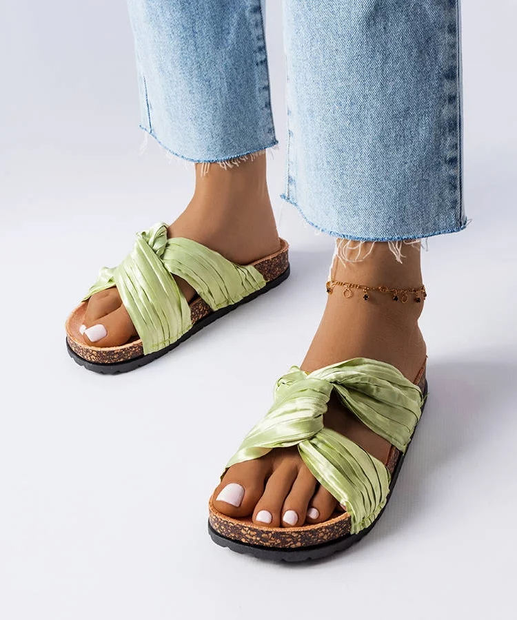 Zielone klapki zdobione materiałem Fresne