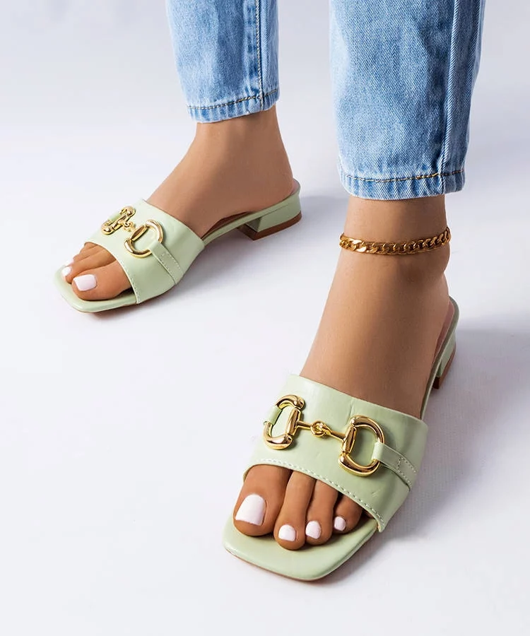 Zielone klapki z łańcuchem na obcasie Chabot