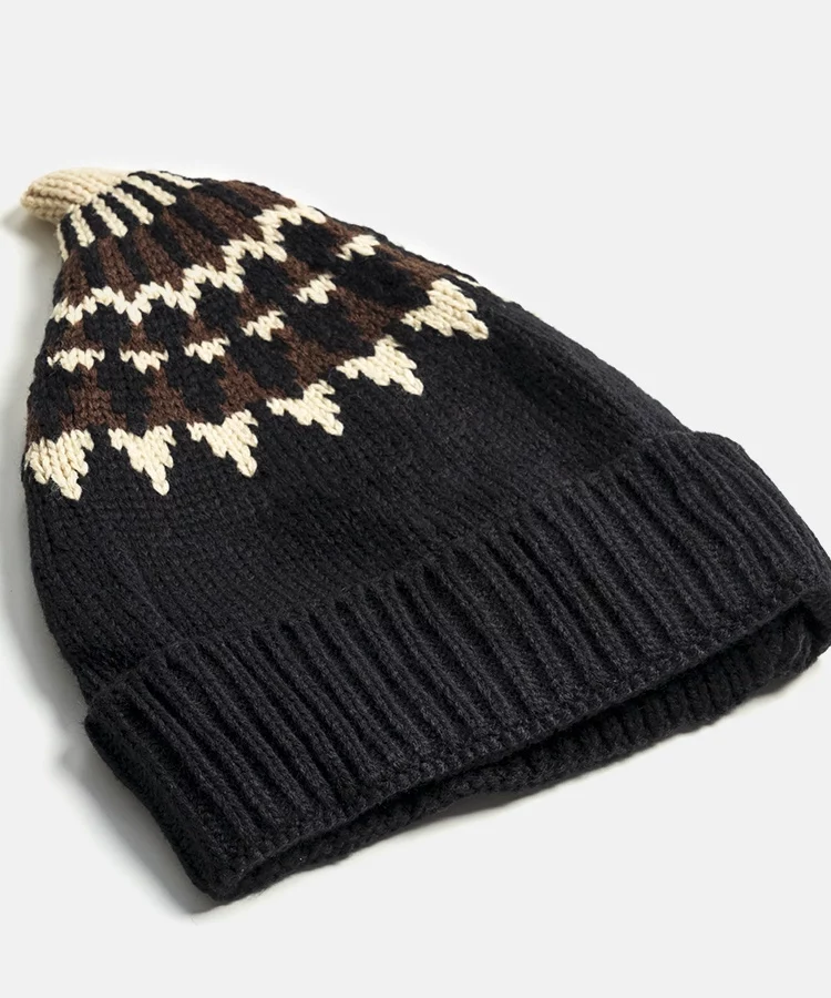 Czarna czapka ze wzorami Abner