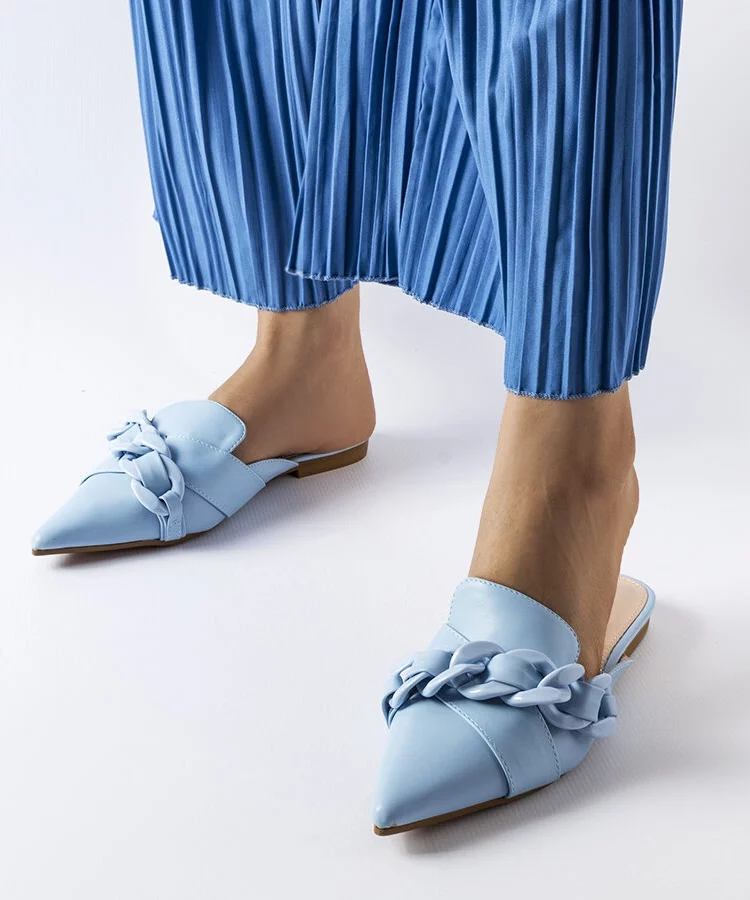 Niebieskie klapki z łańcuchem Patenaude