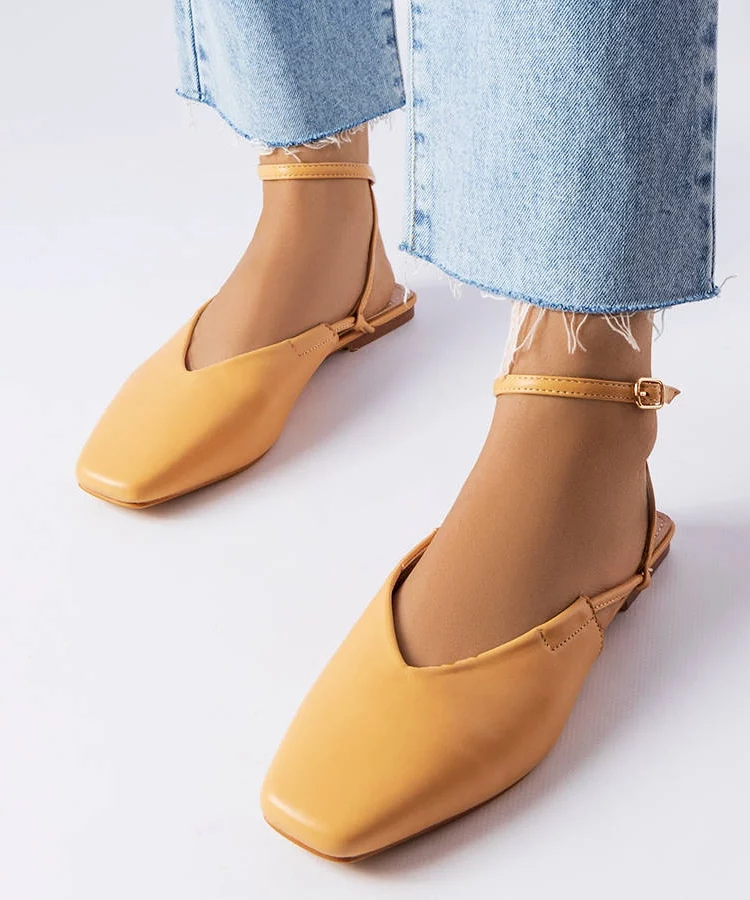 Beżowe sandały z zakrytym noskiem Jehovah