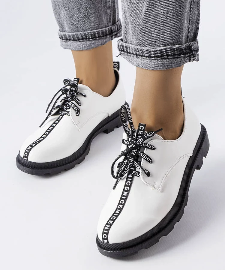 Białe półbuty z kontrastową podeszwą Hanifan