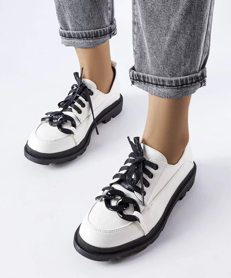 Białe półbuty z łańcuchem Allain