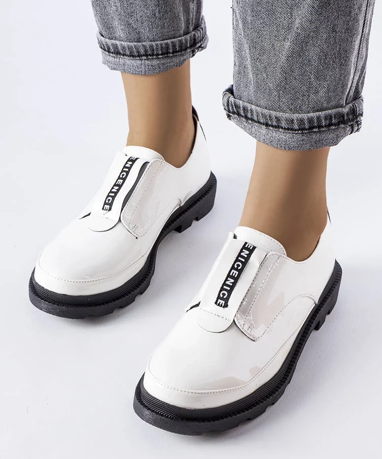 Białe lakierowane półbuty Legget