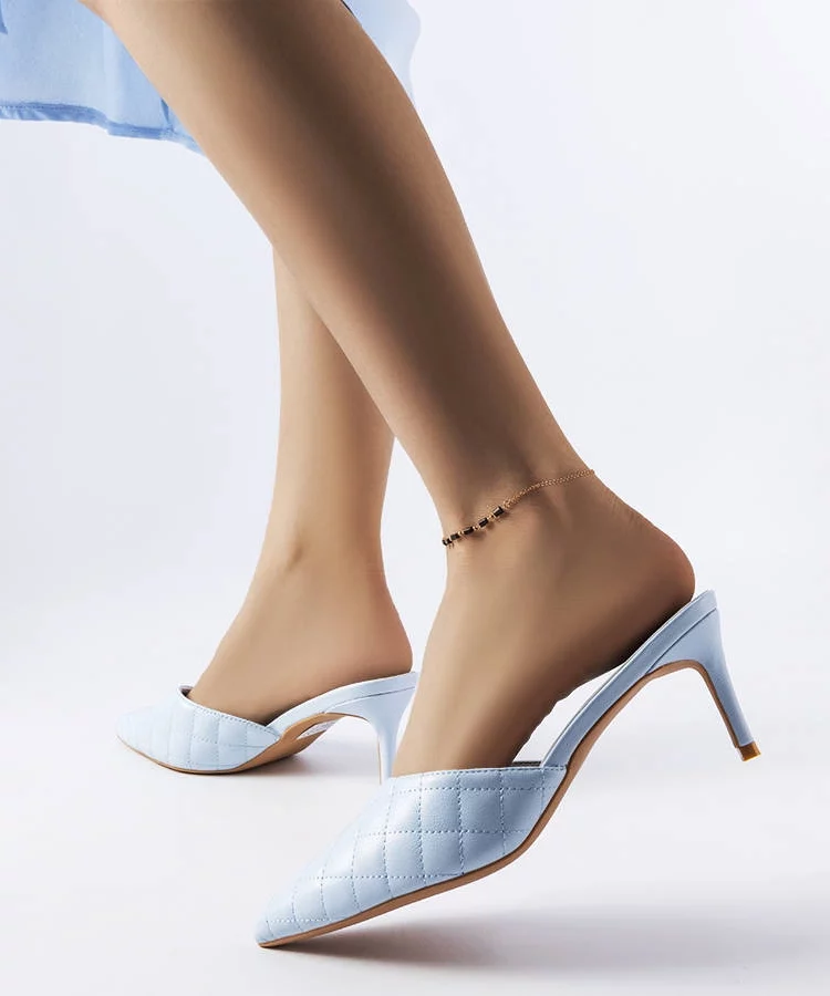 Niebieskie pikowane klapki na szpilce Lambert