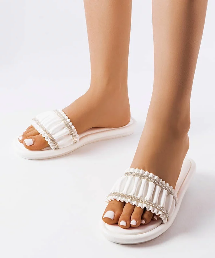 Białe klapki z marszczeniem i cyrkoniami Anapor