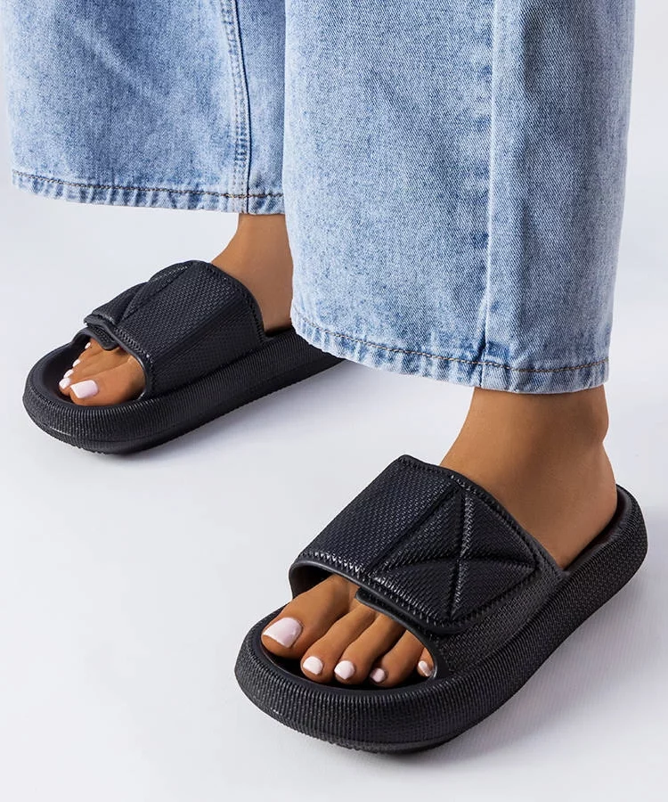 Klapki czarne z regulowana cholewką Fabrice