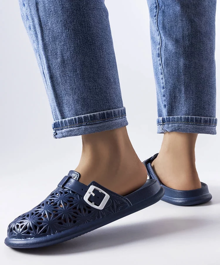 Granatowe ażurowe gumowe klapki Peverell