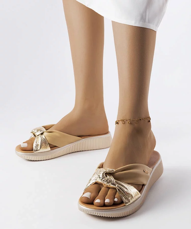 Beżowo-złote klapki na koturnie Luce