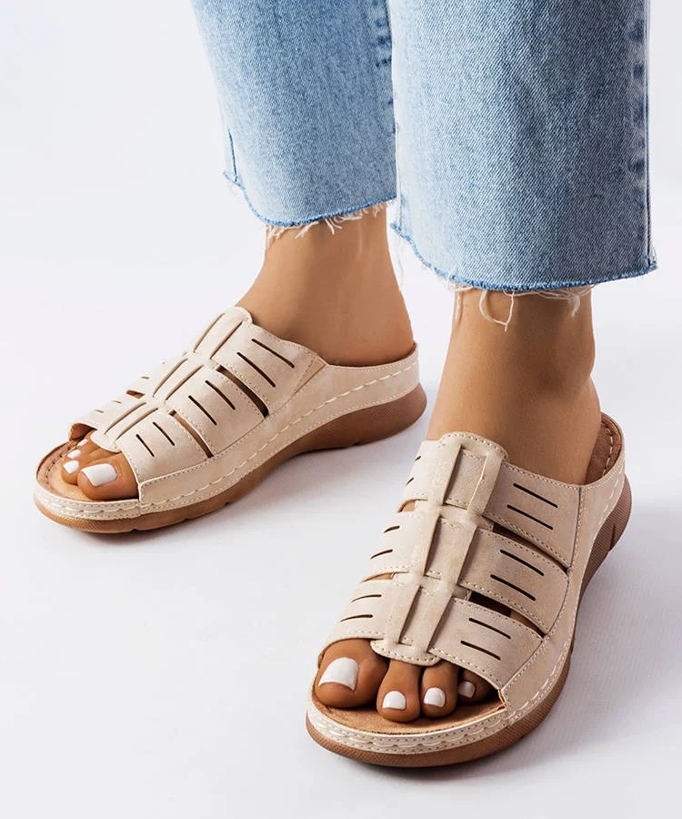 Beżowe klapki na koturnie Jersey