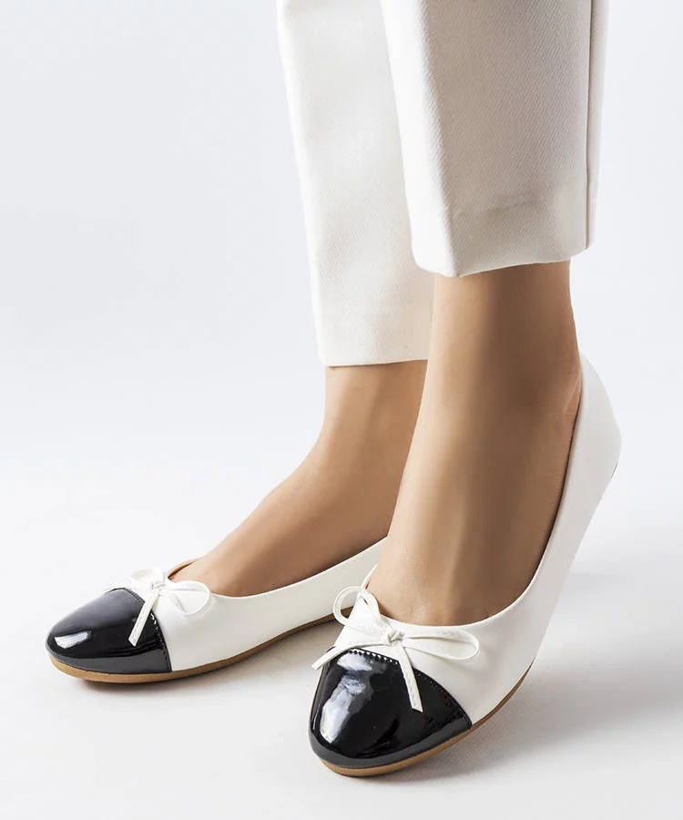 Białe balerinki z lakierowanym noskiem Despins