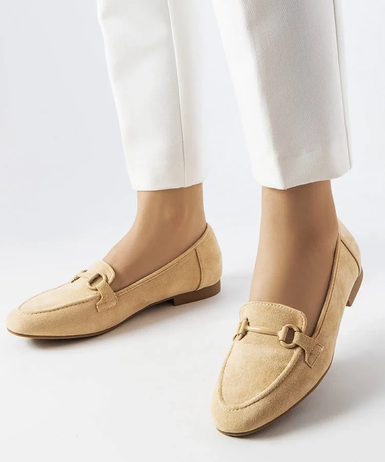 Beżowe mokasyny damskie zamszowe z klamerką Hinkle