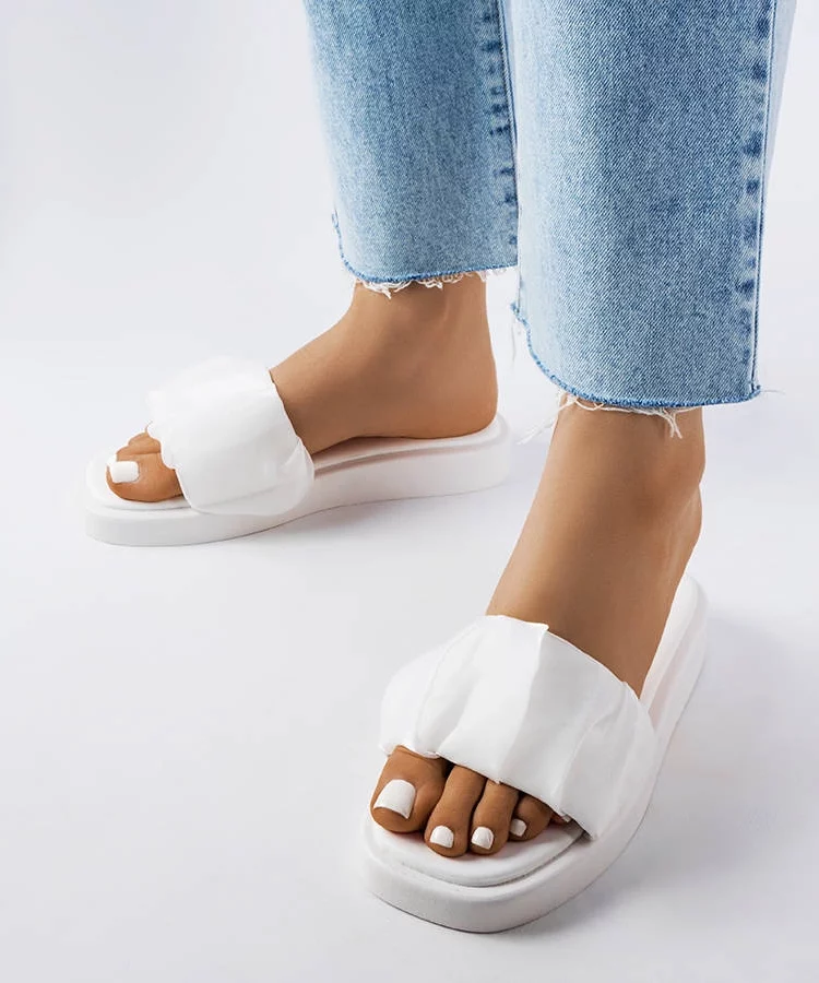 Białe klapki zdobione marszczeniem Boulevard