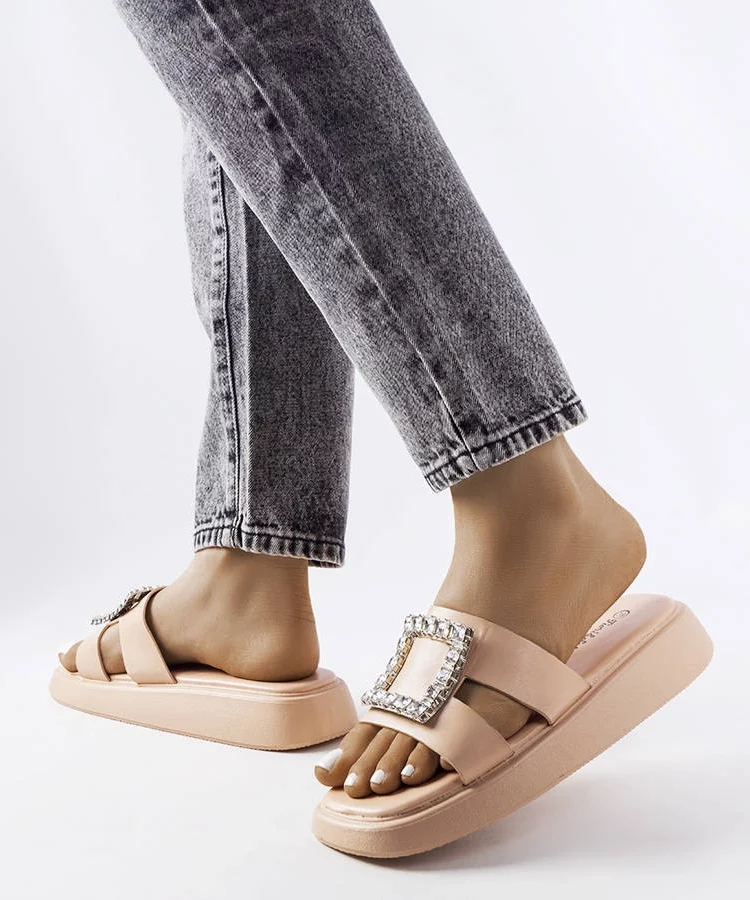 Beżowe klapki z cyrkoniami Fusberta