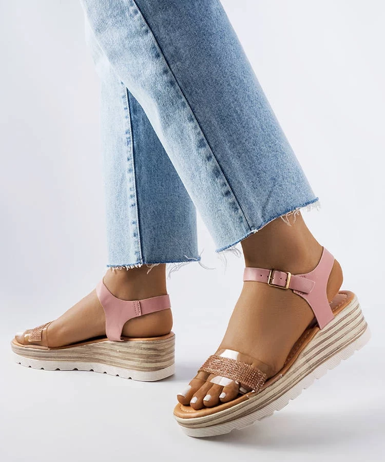 Różowe sandały na koturnie Bussière