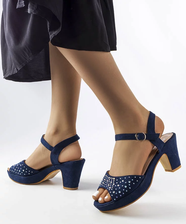 Granatowe sandały na słupku Beltane