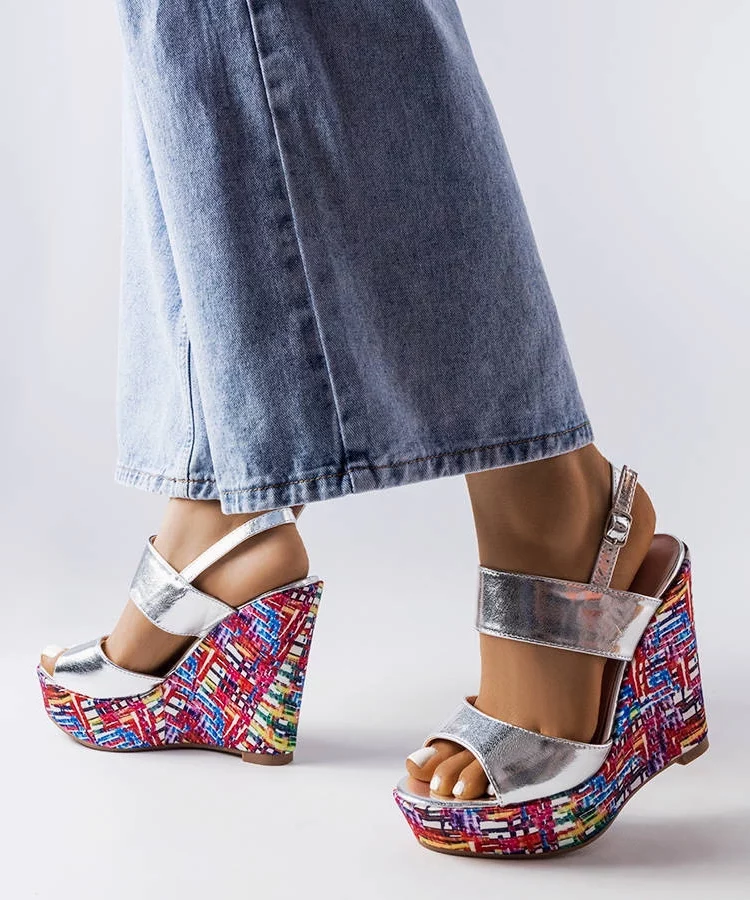 Srebrne sandały na zdobionej koturnie Westtide