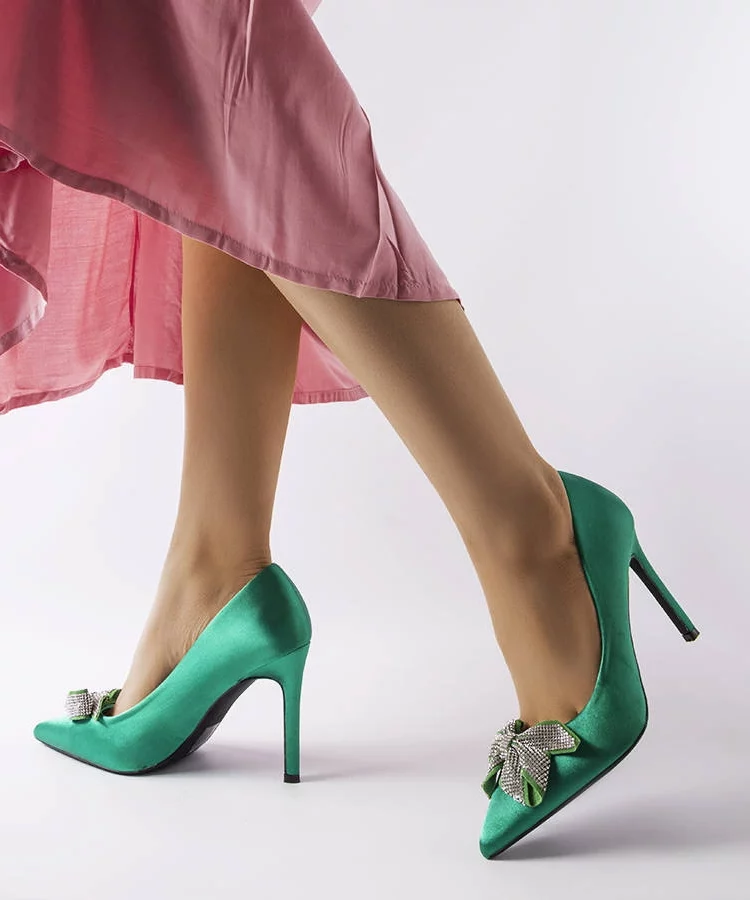 Zielony szpilki o satynowym wykończeniu z kokardą Mia