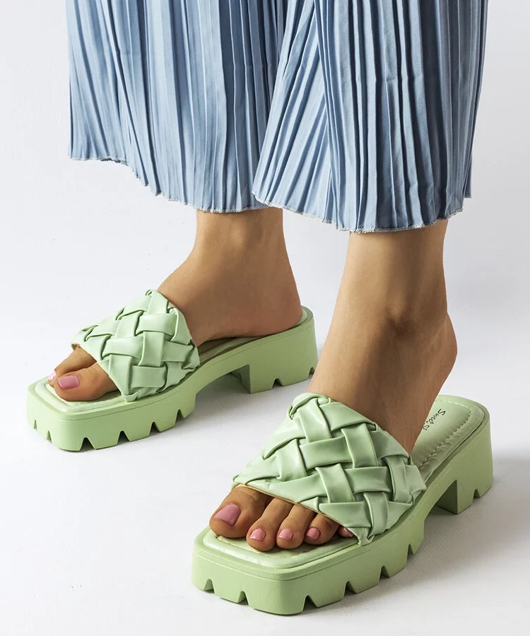 Zielone klapki na traktorowej podeszwie Lora