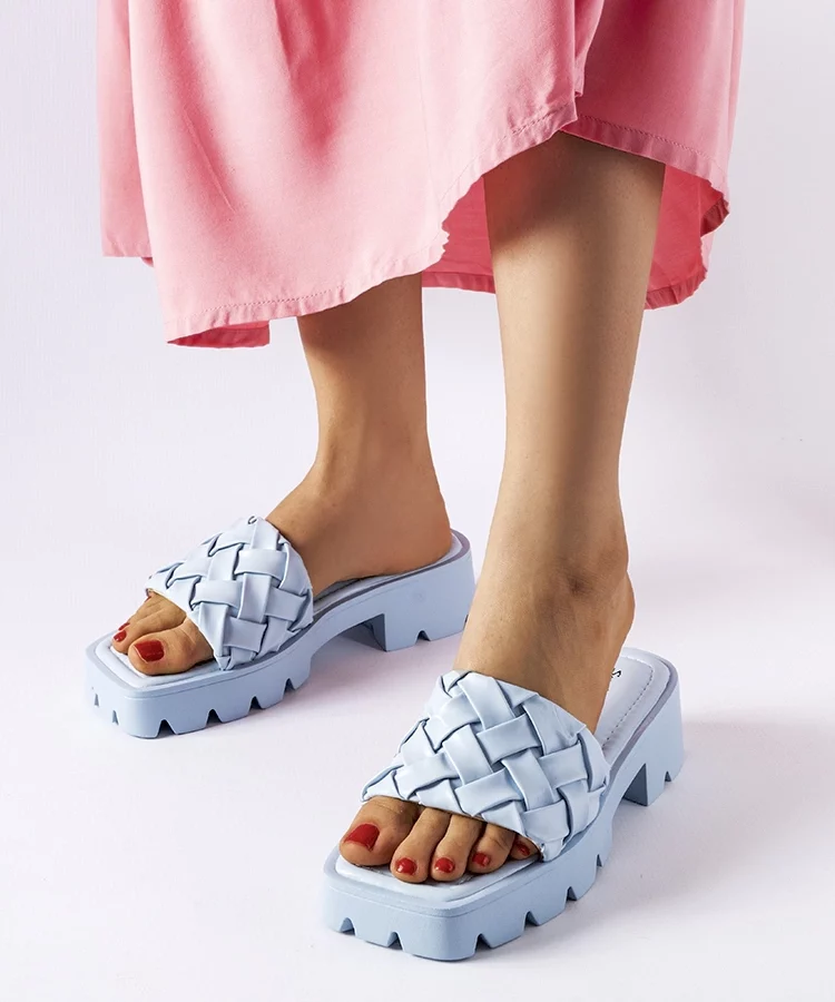 Niebieskie klapki damskie na traktorowej podeszwie Lora