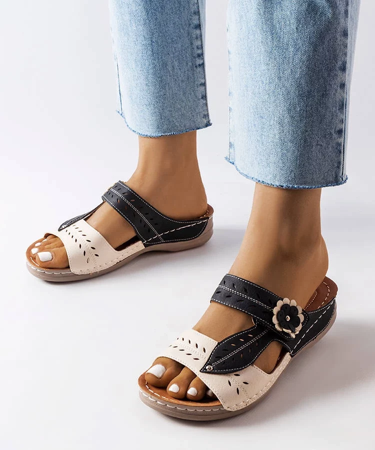 Czarne klapki na niskiej koturnie Jolanta