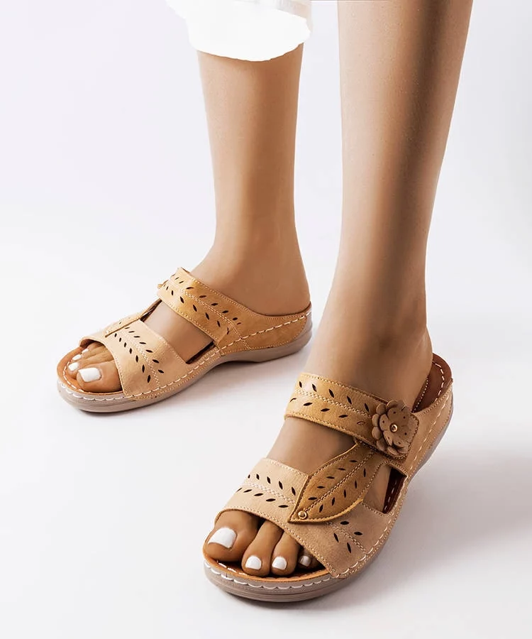 Beżowe klapki na niskiej koturnie Jolanta