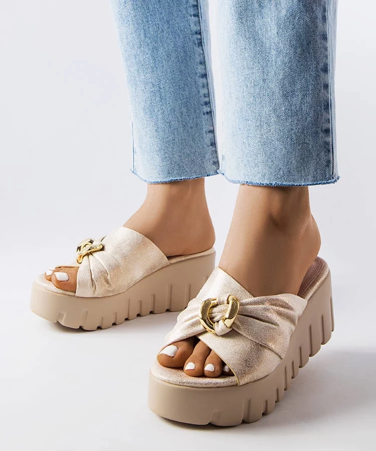 Złote damskie klapki na koturnie Laura