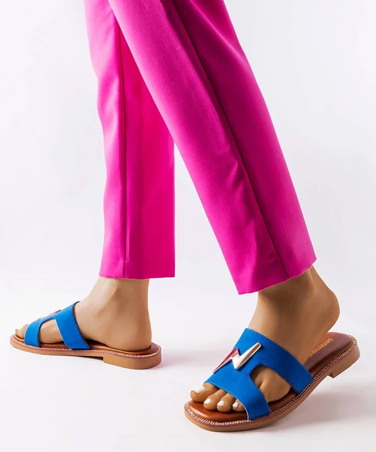 Niebieskie płaskie klapki Leyra