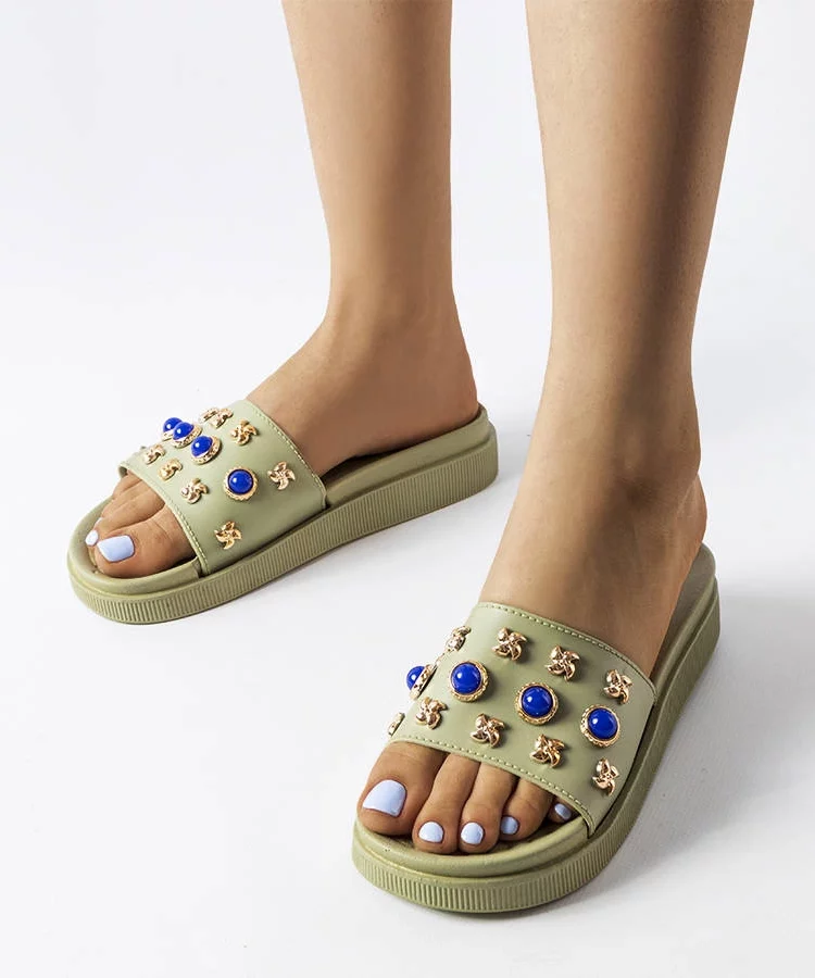 Zielone zdobione klapki Montesarchio